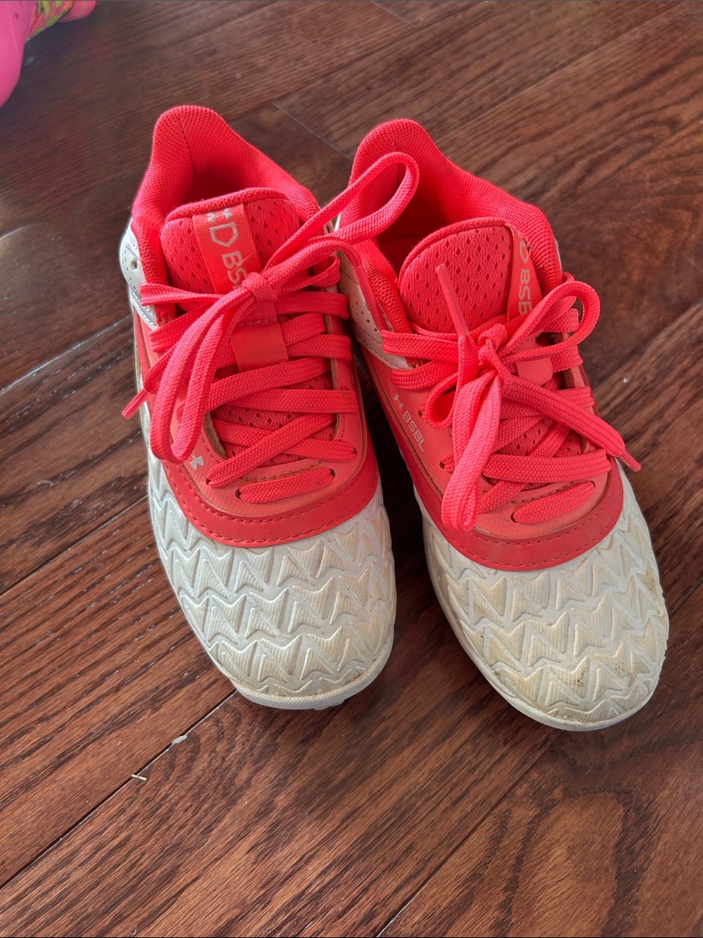 Under Armour Kids Pink-hot pink softball cleats